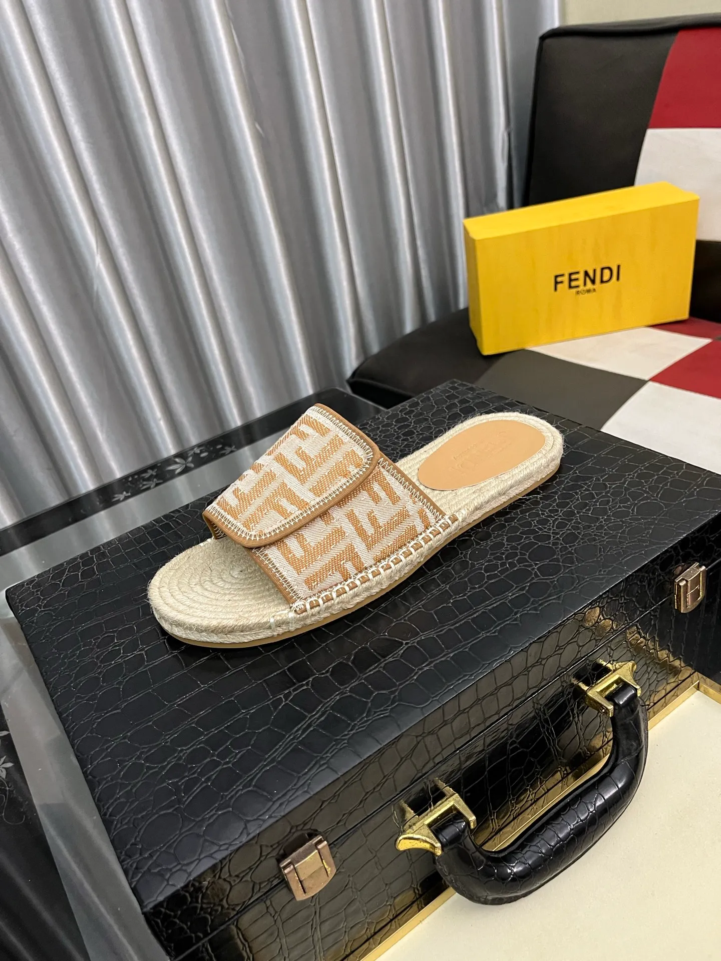 Men's shoes💰320⌚️⌚️[FENDI~Fendi slippers] High-end men's shoes brand official website 1:1 latest masterpiece: original mold customization, fabrics made of imported original materials, upgraded outsole, lighter, top quality in the market, simple and tasteful, a must-have for fashionistas, fashion is at your feet, full of confidence, the same style at the counter👍The season of summer slippers is here. Yardage: 38-44. Can be customized45.46.47